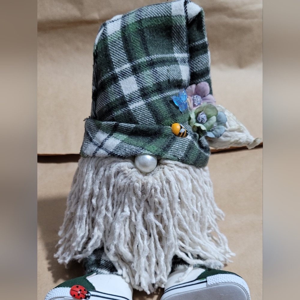 Adorable sitting Gnome - Picture 6 of 10